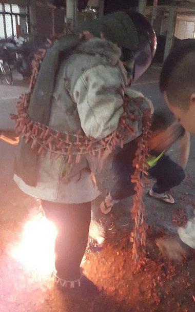 爆竹を体に巻き付けて火をつける根性試し的な事を行う台湾の若者